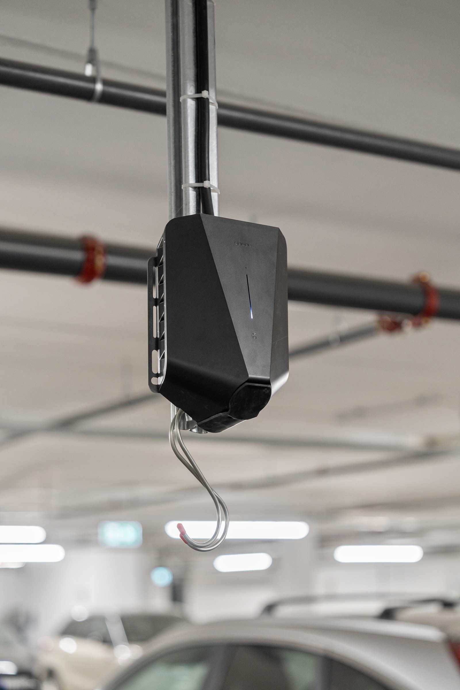 Det er montert elbil-lader på plassen.