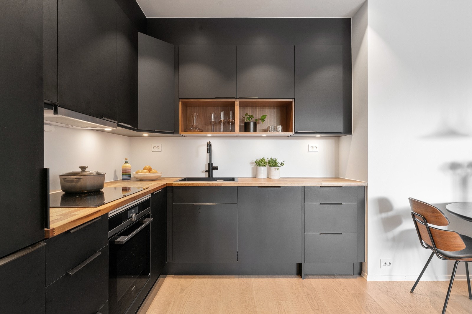 Svært delikat kjøkken fra den lokale kvalitetsleverandøren Nova, med en rekke gjennomtenkte løsninger og moderne kvaliteter. Kjøkkenet er betydelig oppgradert fra standard leveranse.