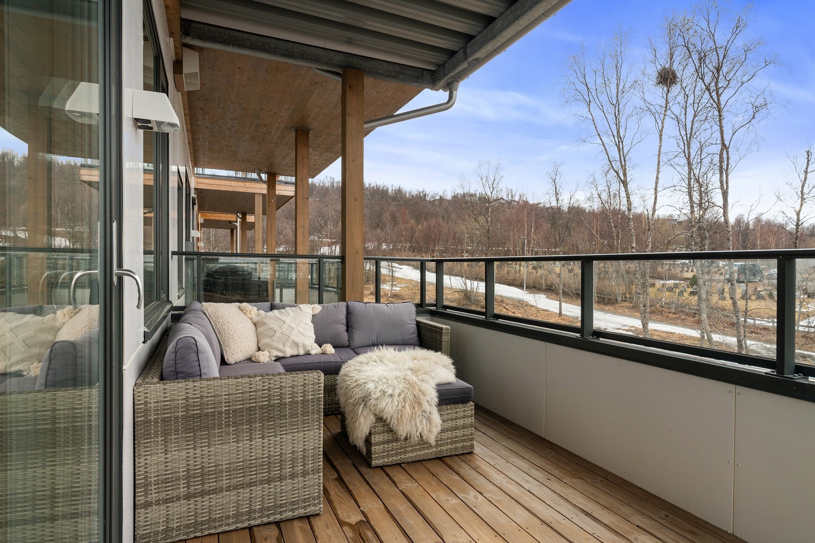 God plass til både utemøbler og beplantning, perfekt for å skape en hyggelig og sosial sone ute.