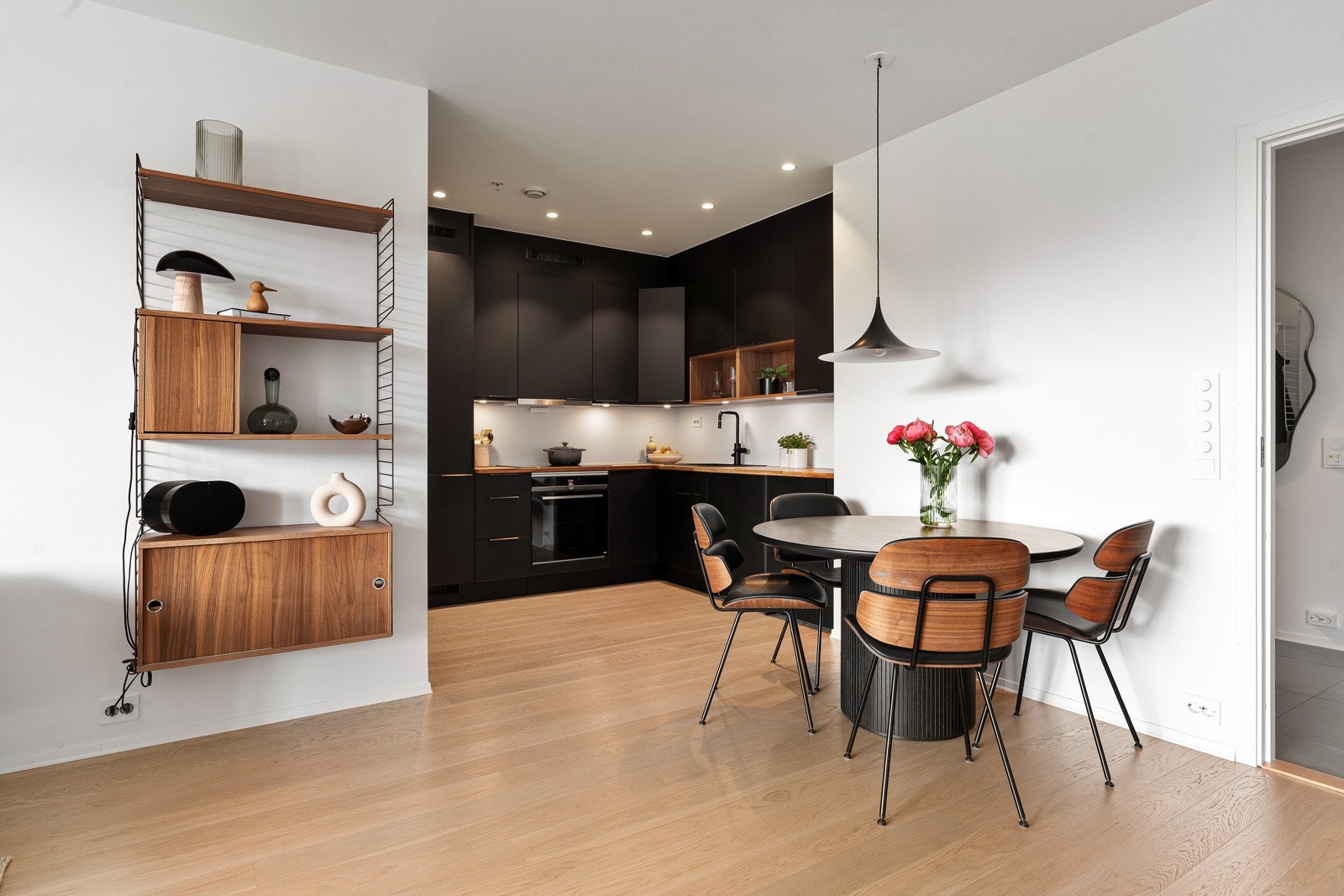 Spisebordet har sin naturlige plass like ved kjøkkenet.