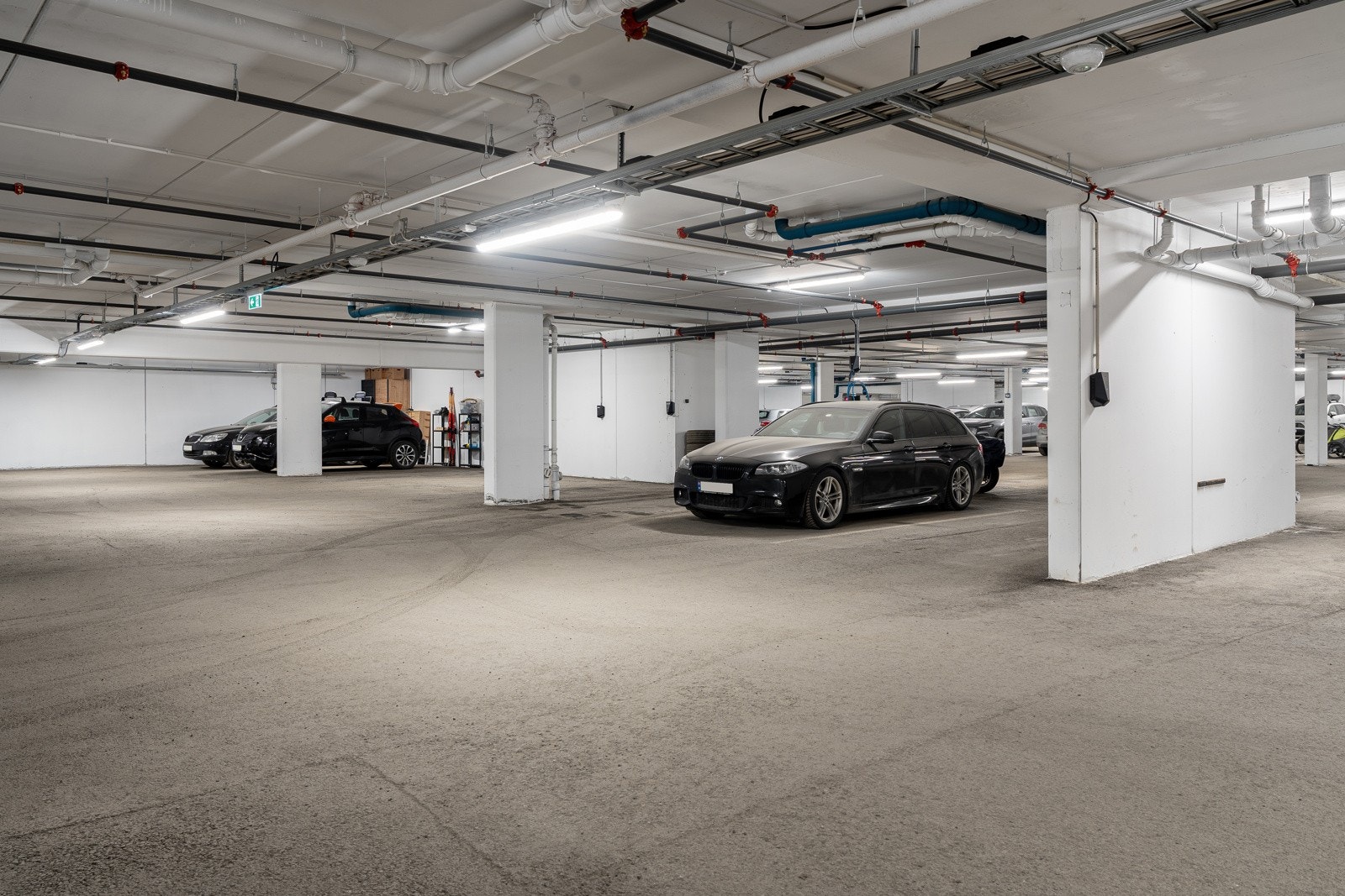 Leiligheten disponerer én parkeringsplass i garasjeanlegget.