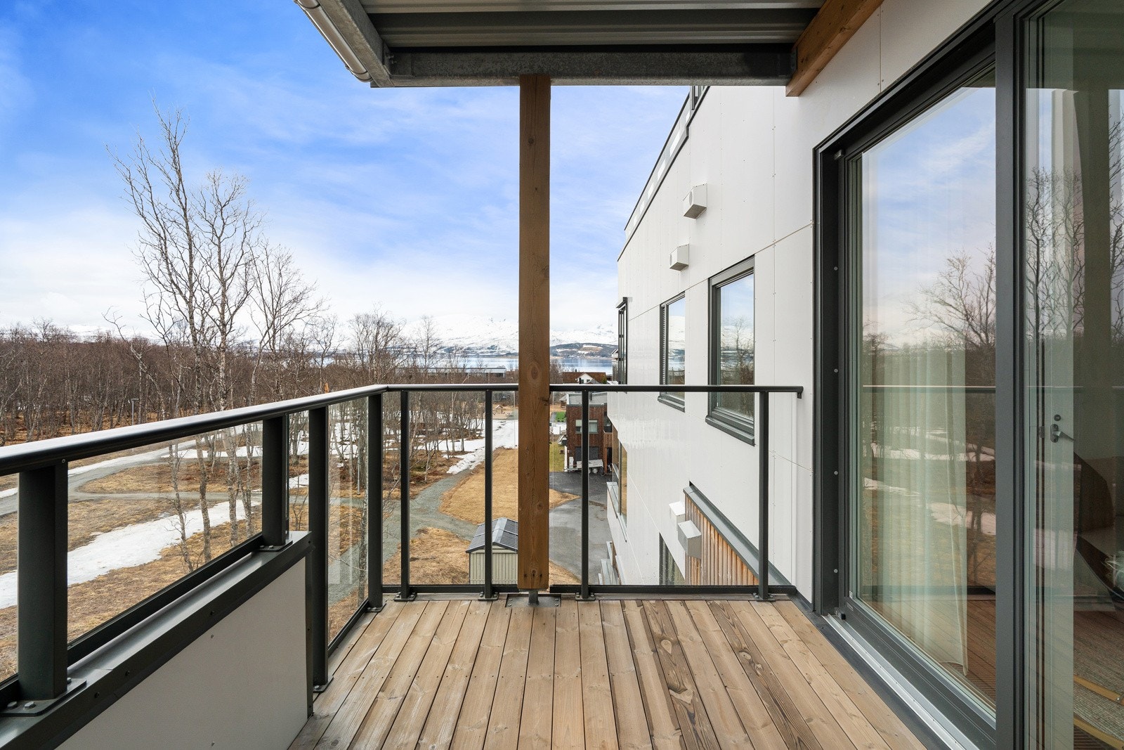 Fra stuen er det utgang til en romslig sørvendt veranda.