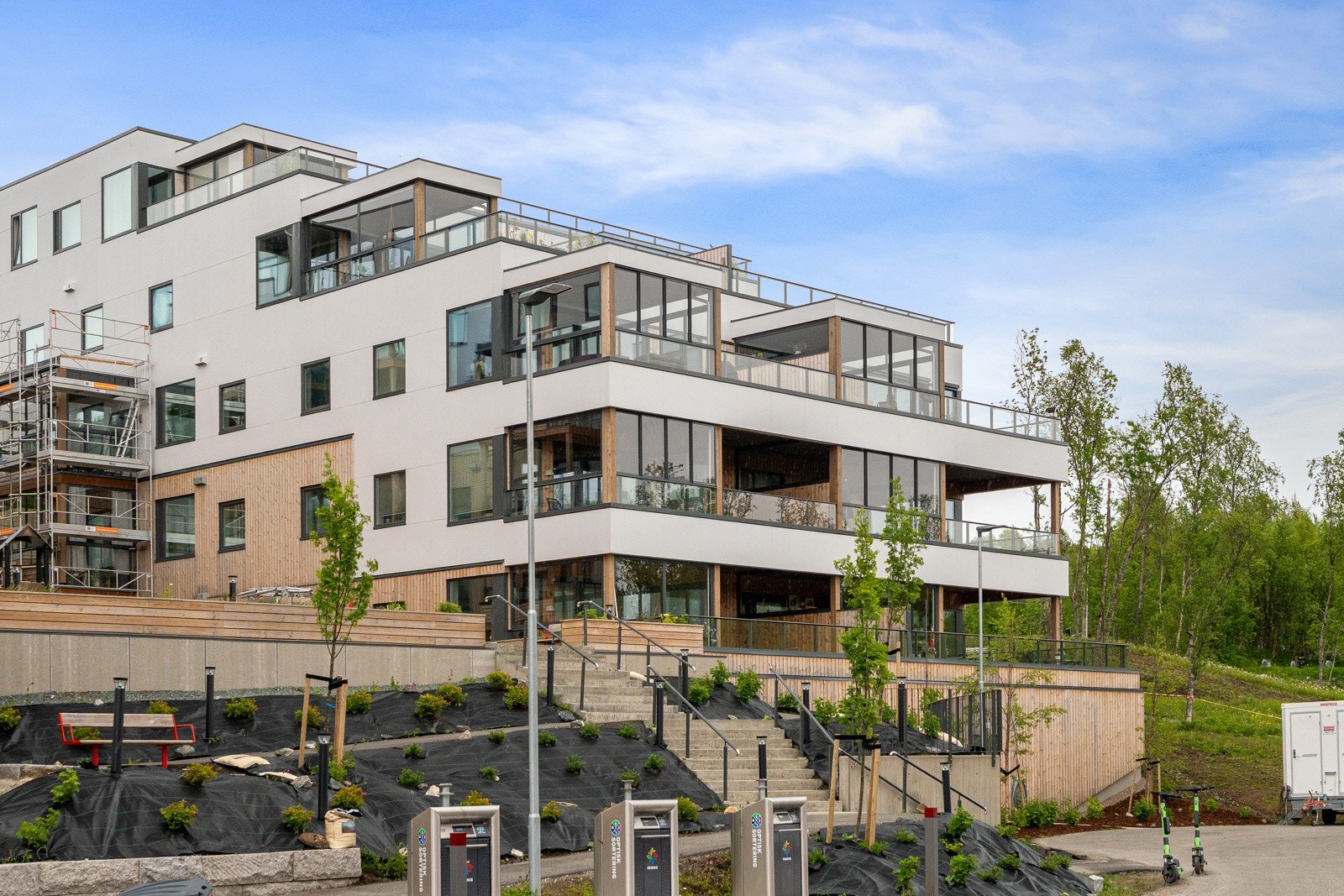 Blokken ble oppført i 2023, og tilbyr moderne fasiliteter som heis, porttelefon og nybygg garanti frem til slutten av 2028!