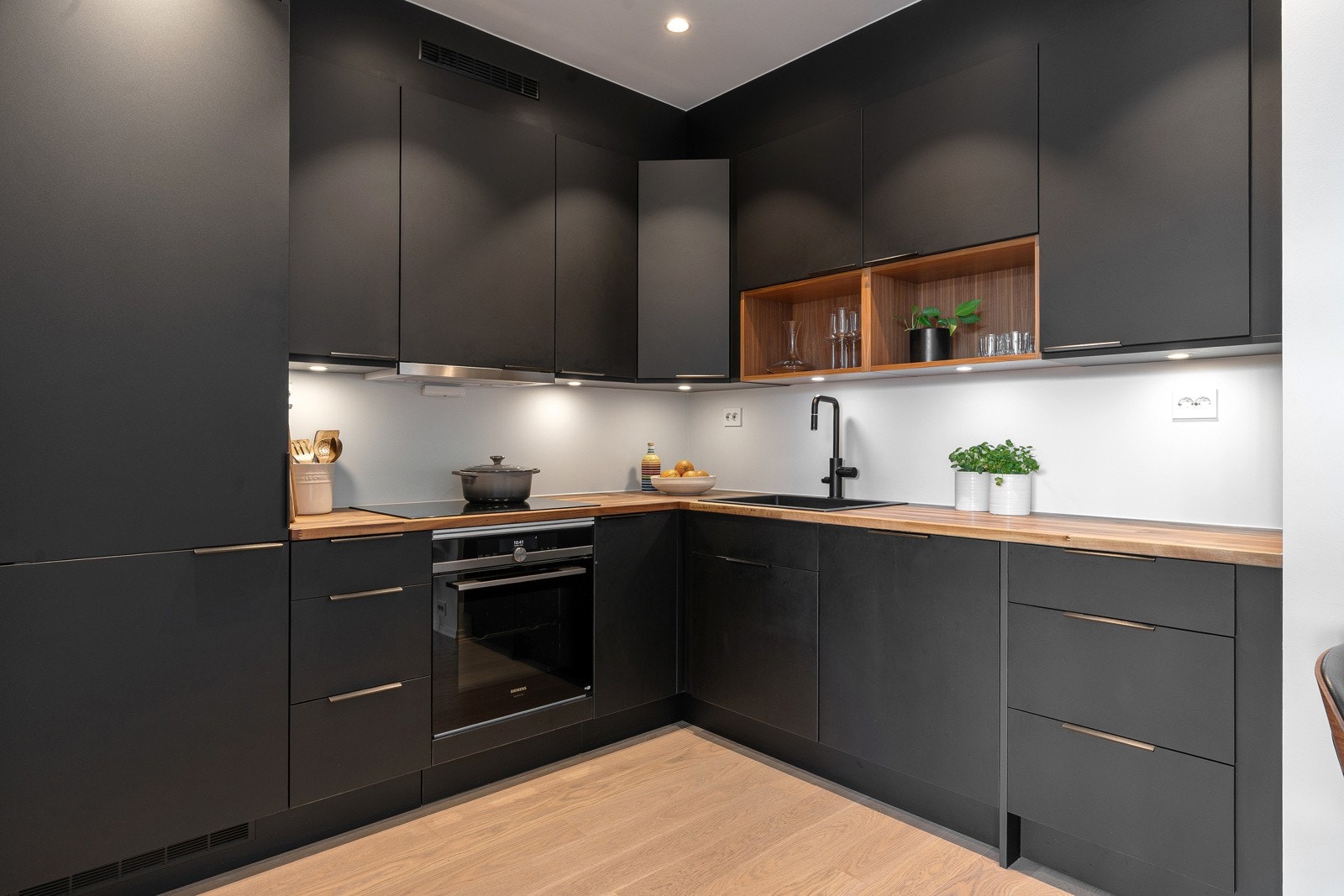 Her får du blant annet en oppgradert dampovn med innebygget steketermometer og app-styring, samt en ekstra stor platetopp (70 cm) som gir god arbeidsflate. Praktiske løsninger som skjulte sokkelskuffer og uttrekkbart hjørneskap gir god plassutnyttelse.