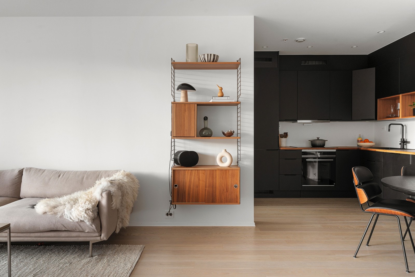 Generøs takhøyde gjør at rommet føles stort. Rommet har en åpen og funksjonell planløsning med gode møbleringsmuligheter.