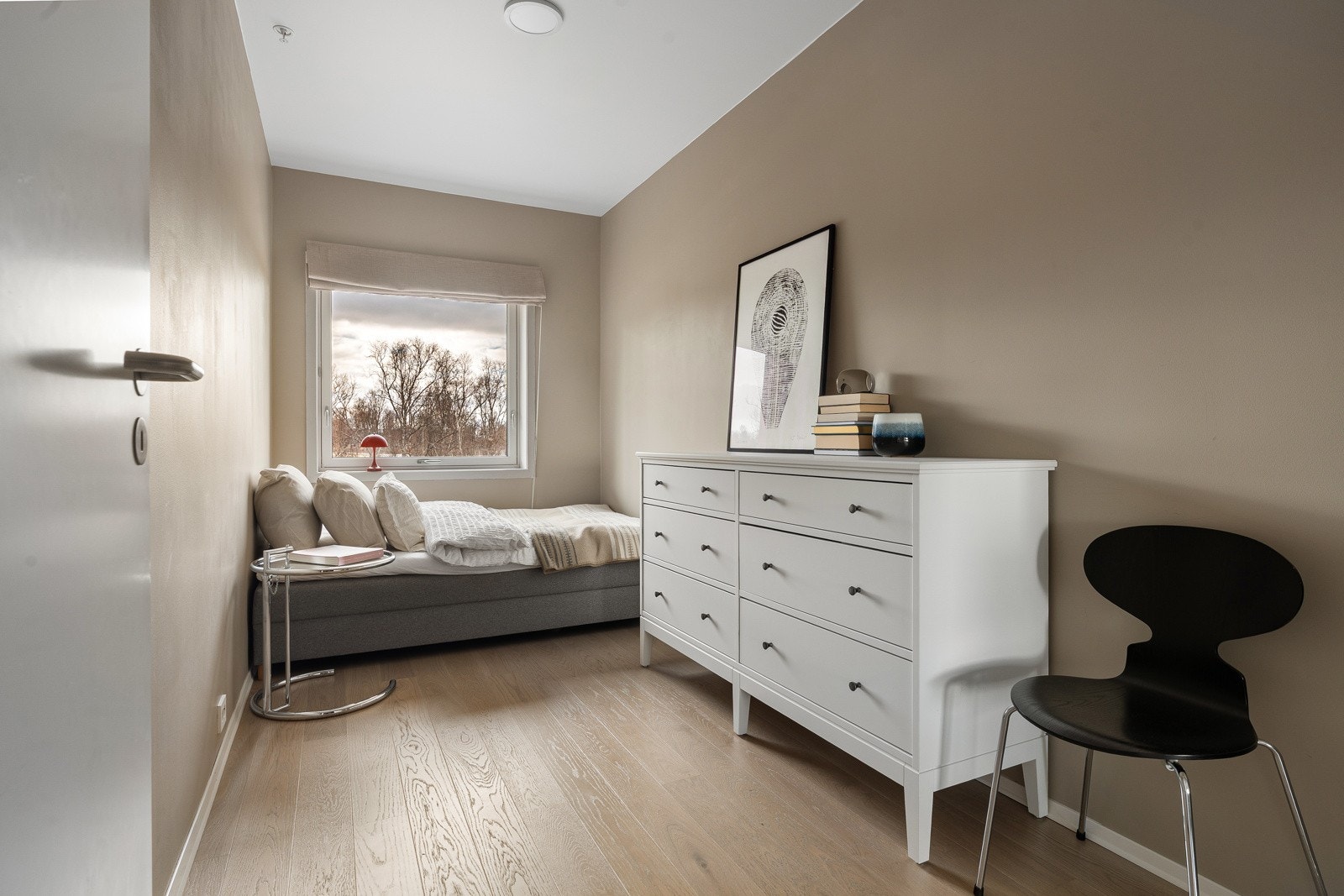 Soverom 2. Her er det god plass til dobbeltseng med nattbord.