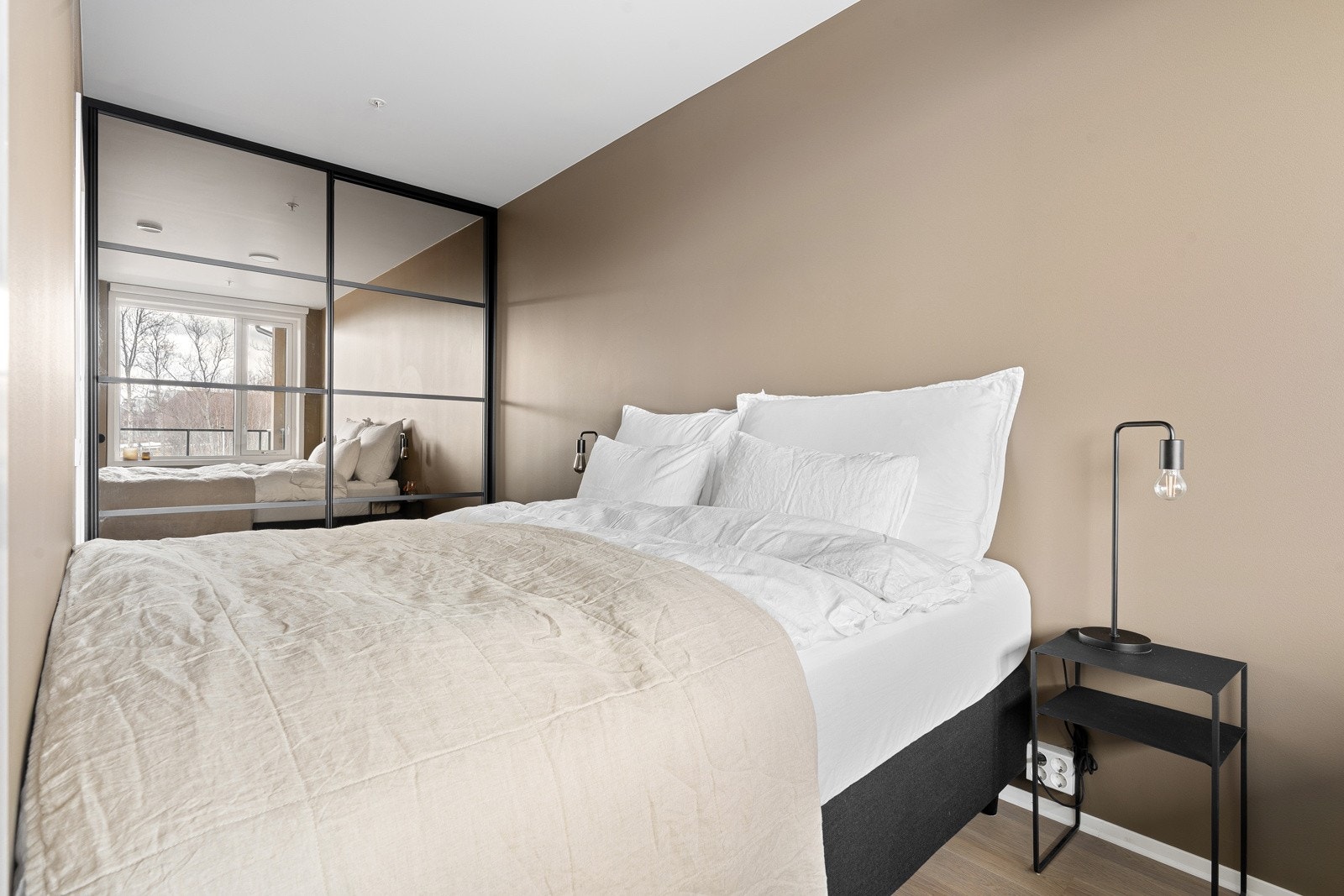 Hovedsoverommet har i tillegg en romslig og praktisk skyvedørsgarderobe som gir god oppbevaringsplass.