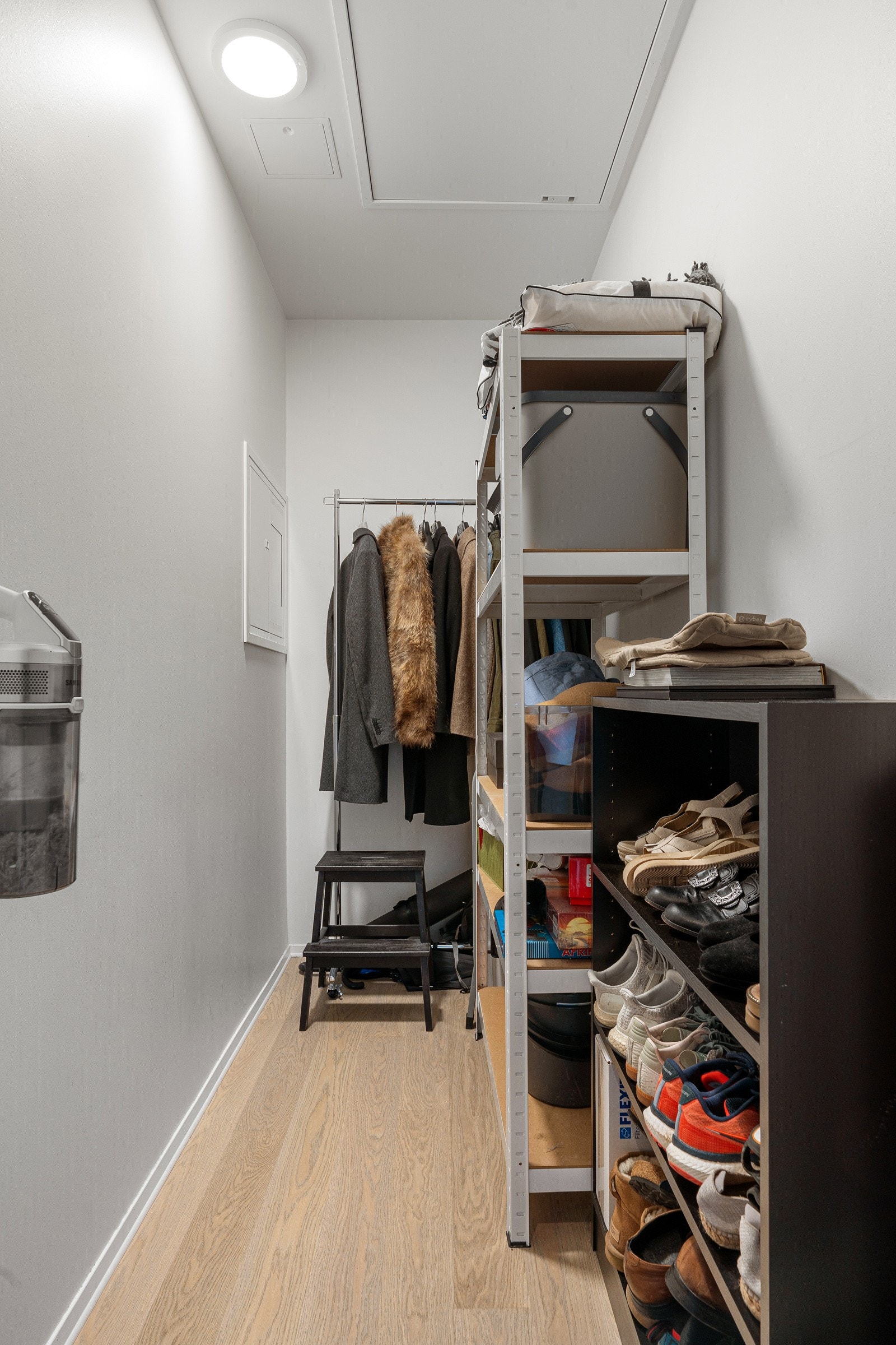 Romslig bod med gode oppbevaringsmuligheter. Leiligheten disponerer for øvrig også en sportsbod i fellesarealet.