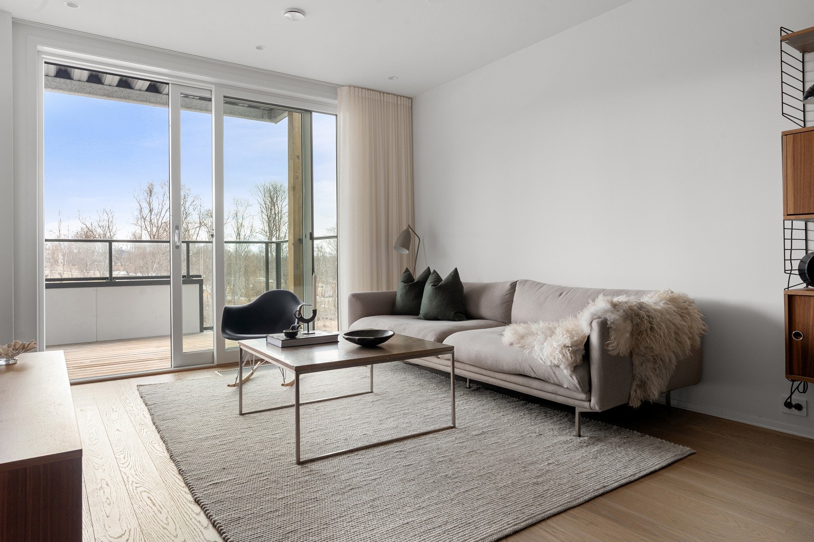 Praktisk med mulighet for TV på motsatt vegg av sofa. Stuen er utstyrt med syv dimbare spotter i taket, og har i tillegg et ekstra DCL-punkt plassert over sofaen.