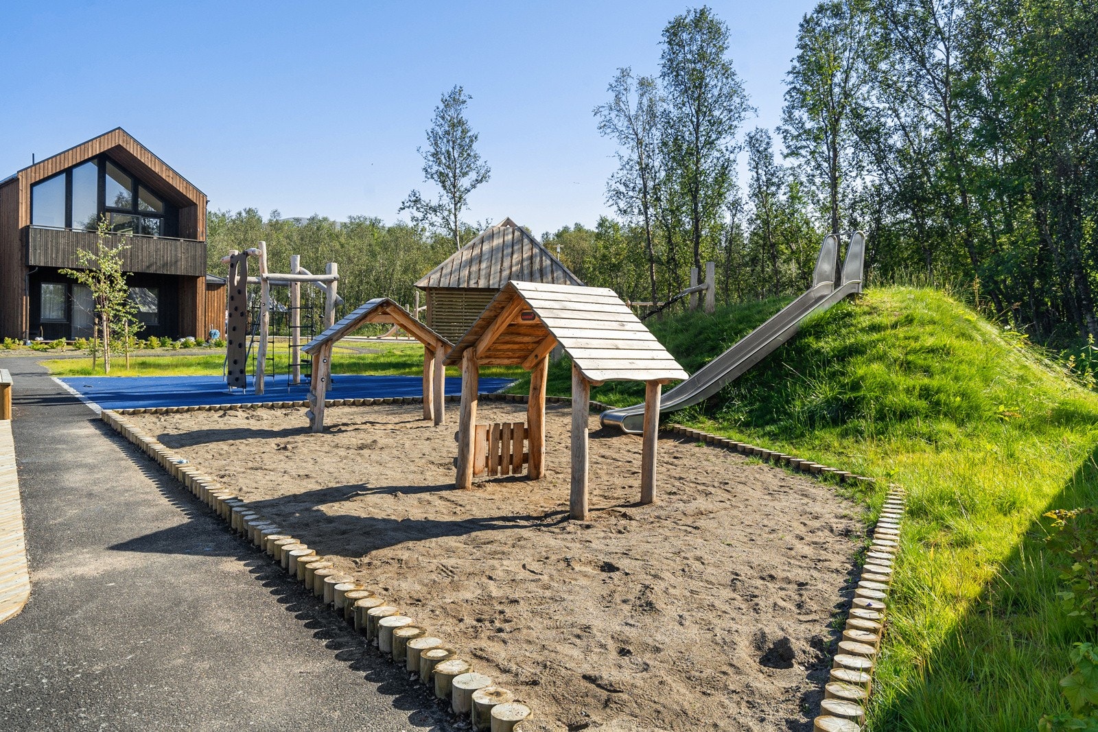 For småbarnsfamilier er det fantastiske ute- og lekearealer i området, og kort vei til bl.a. Telegrafbukta, Bak-Olsen og fjæra.