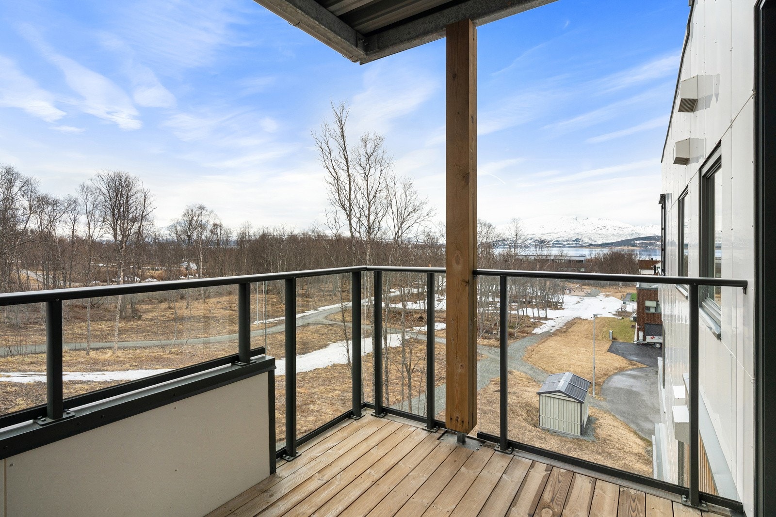 Utmerket intern plassering i 3. etasje, vendt mot friområder, noe som gir fin utsikt og minimalt med innsyn.