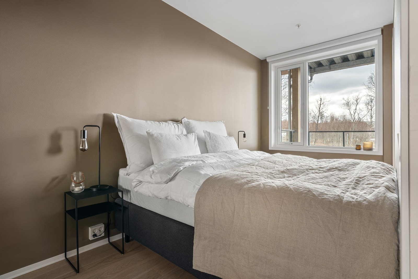 Lyst og delikat hovedsoverom. Rommet er utstyrt med elektrisk solavskjerming fra Myscreens, som kan styres via app, trekksnor og timer, med oppladbart batteri.