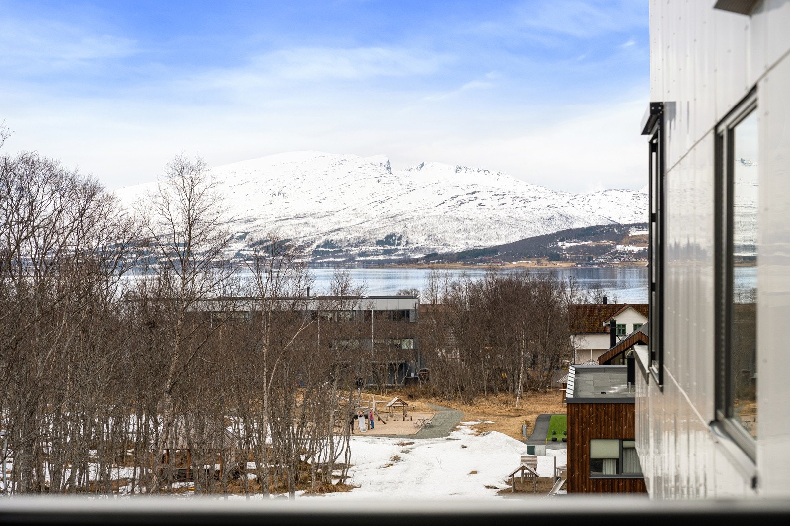 Verandaen har strålende solforhold og fin utsikt. Skjermet fra støy, trafikk og innsyn.