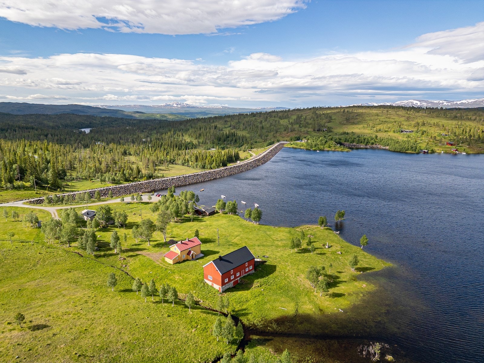 Velkommen til idylliske Fjergen og den gamle damvokterboligen! Her får du en sjarmerende eiendom med enestående beliggenhet, fantastisk utsikt over vannet og gode solforhold. Foto: Marit Sørlie Galleribilde