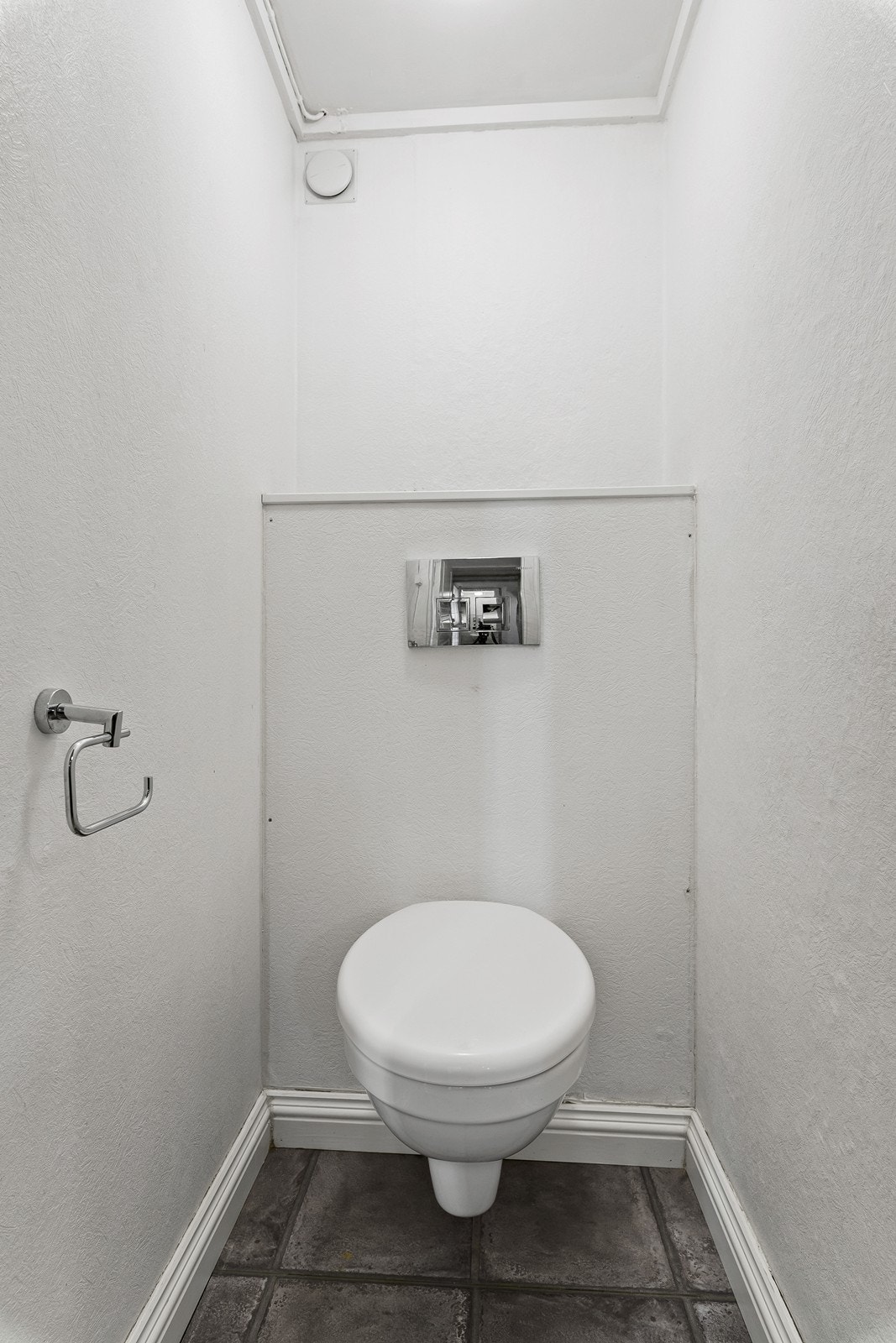 Toalettrom vegg i vegg med badet. Galleribilde