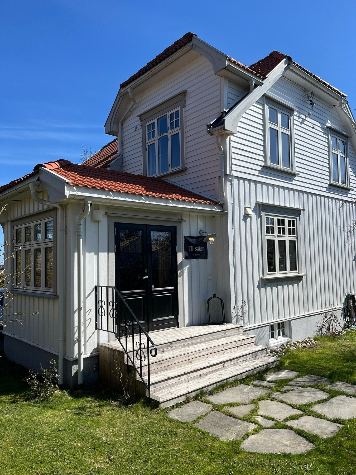 Uteområdet er frodig og idyllisk, og egner seg godt for både rolige dager i solen og hyggelige sammenkomster. Galleribilde