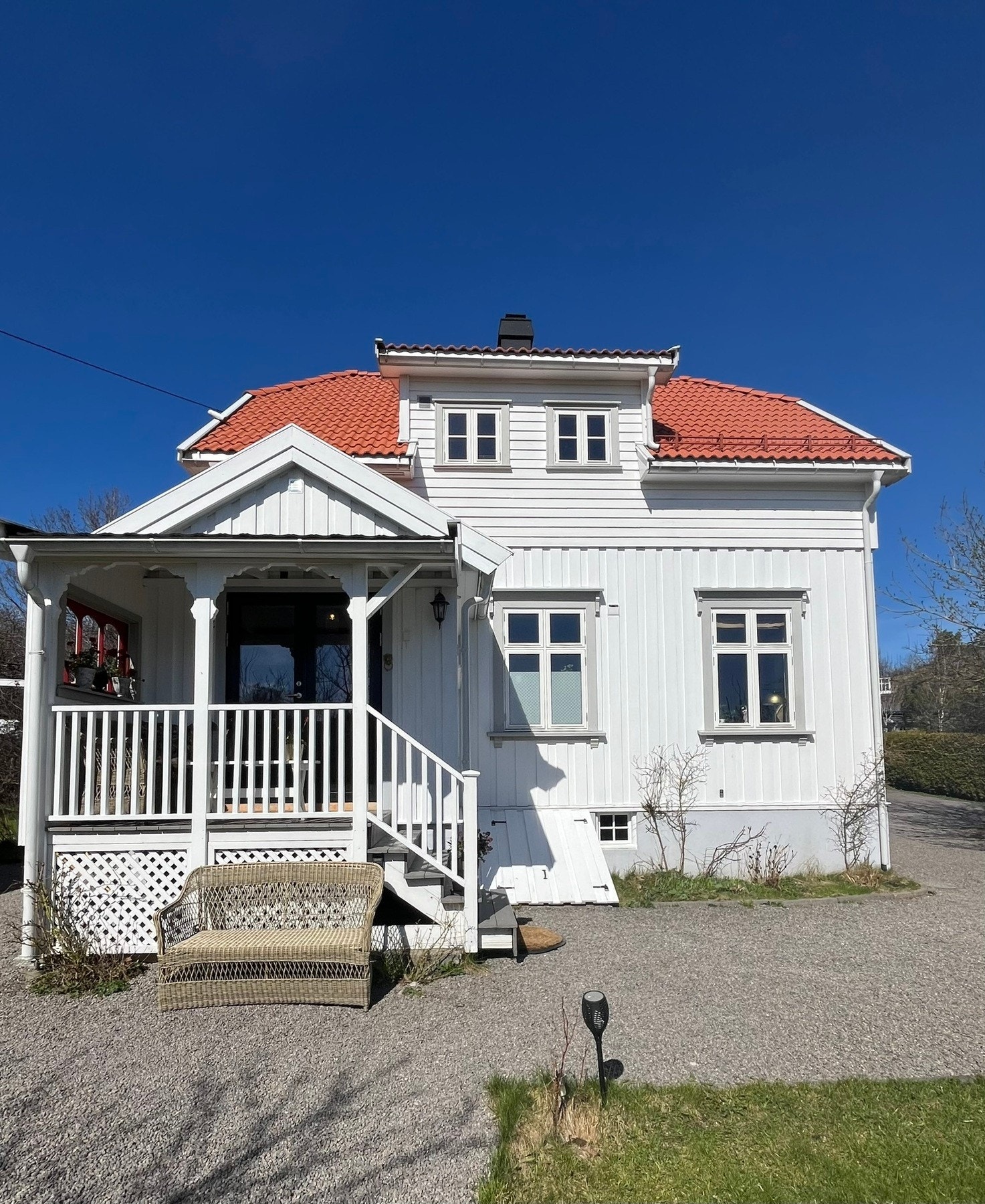 Eiendommen har gode parkeringsmuligheter med gruslagt gårdsplass og plass til flere biler. Galleribilde