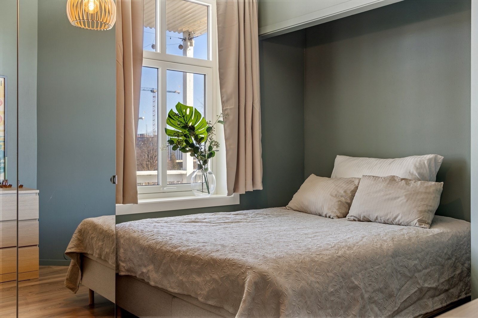 Soverommet har nytt laminatgulv i en noe mørkere tone enn stuen og malt tapet i en dus grønn farge som skaper ro og varme. Galleribilde