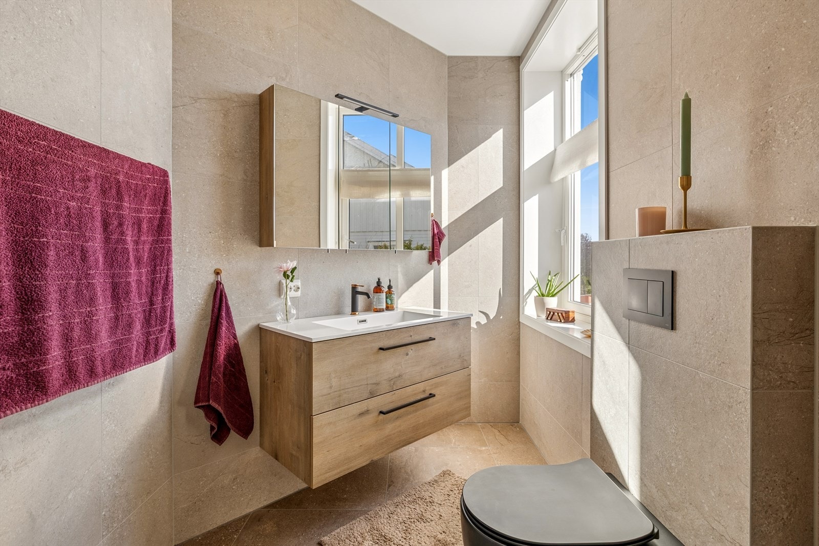 Badet fremstår som nytt, moderne og helhetlig - totalrenovert i 2024 av Rør i Sør med komplett utskifting av alt av rør, membran, tettesjikt og sluk. Galleribilde