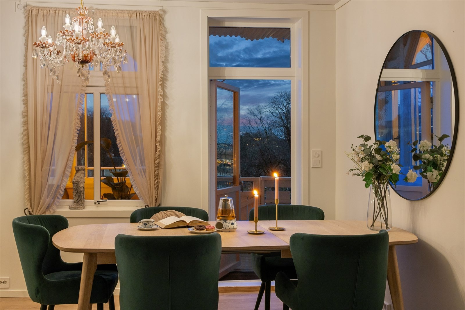Stilrene overflater, flotte detaljer og moderne fargevalg harmonerer godt med de etablerte kvalitetsmaterialene. En usedvanlig innbydende stue med lett møblerbare soner. Galleribilde