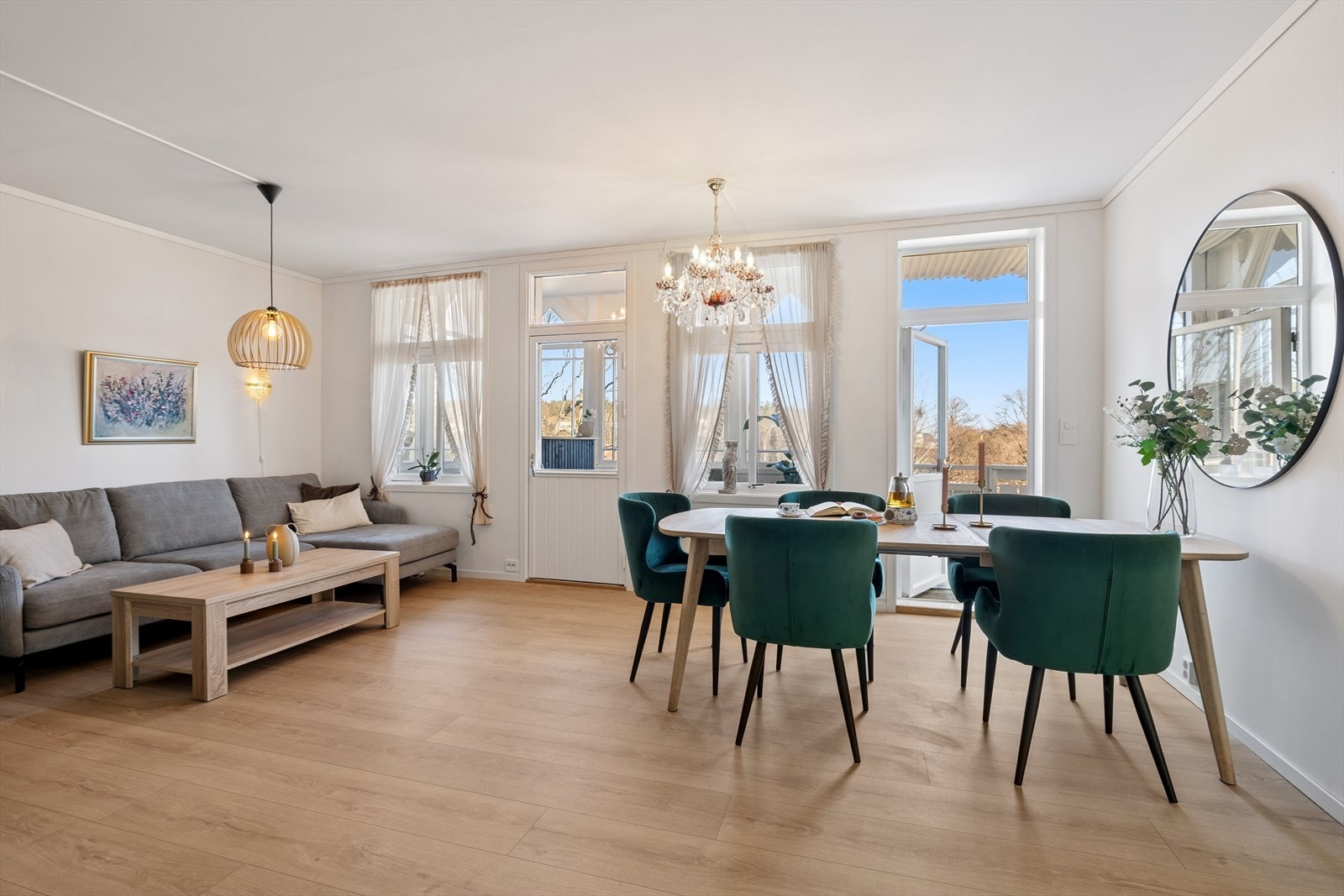 I tilknytning til stuen ligger det en sjarmerende hagestue vedsiden av terrassen. Galleribilde