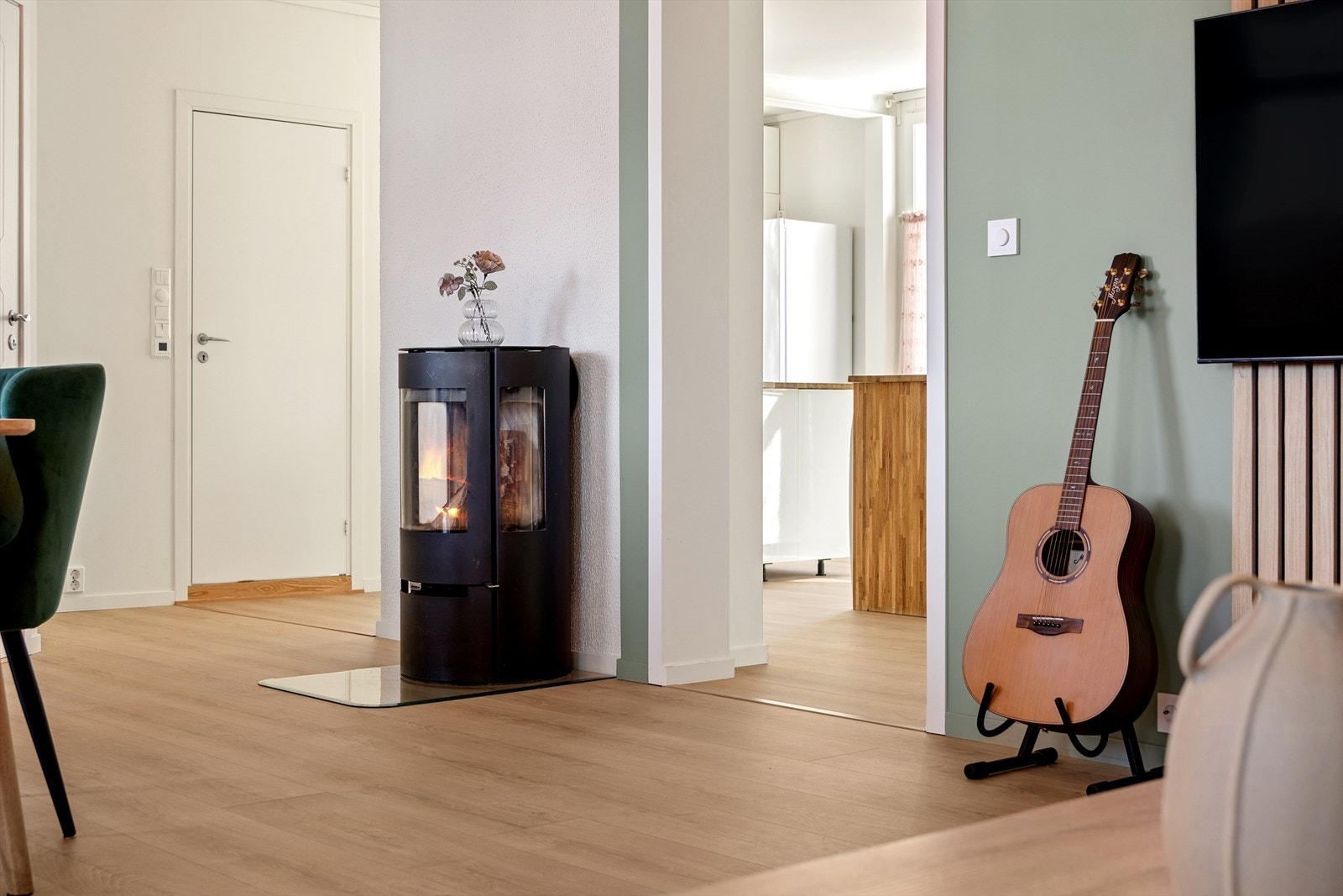 Leiligheten varmes også opp av en god peis, dette skaper ekstra hygge på vinter halvåret. Galleribilde