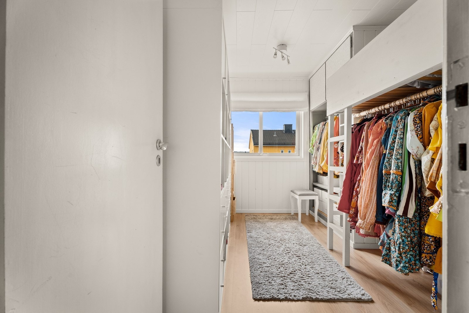 Et annet av soverommene i etasjen, her med en smart garderobeløsning som utnytter rommets form. Galleribilde