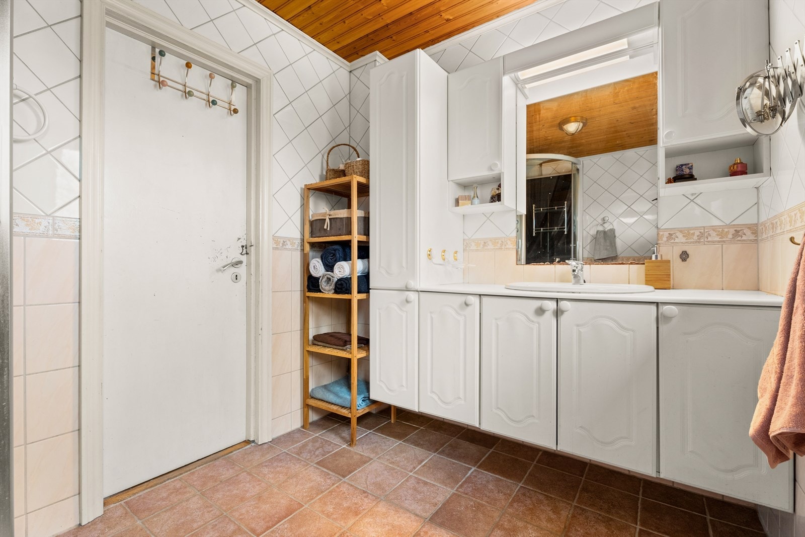 Baderomsinnredning med heldekkende servant og godt med skapplass. Badet er også utstyrt med dusjkabinett. Galleribilde