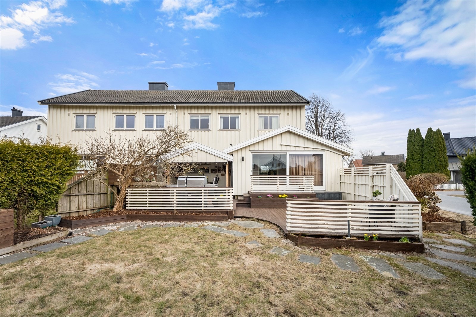 Partner/megler Fabian Robertino (92117474) i DNB Eiendom presenterer Otte Rømers Gate 1 - en innholdsrik halvpart av en tomannsbolig med en pent opparbeidet og usjenert hage. Galleribilde