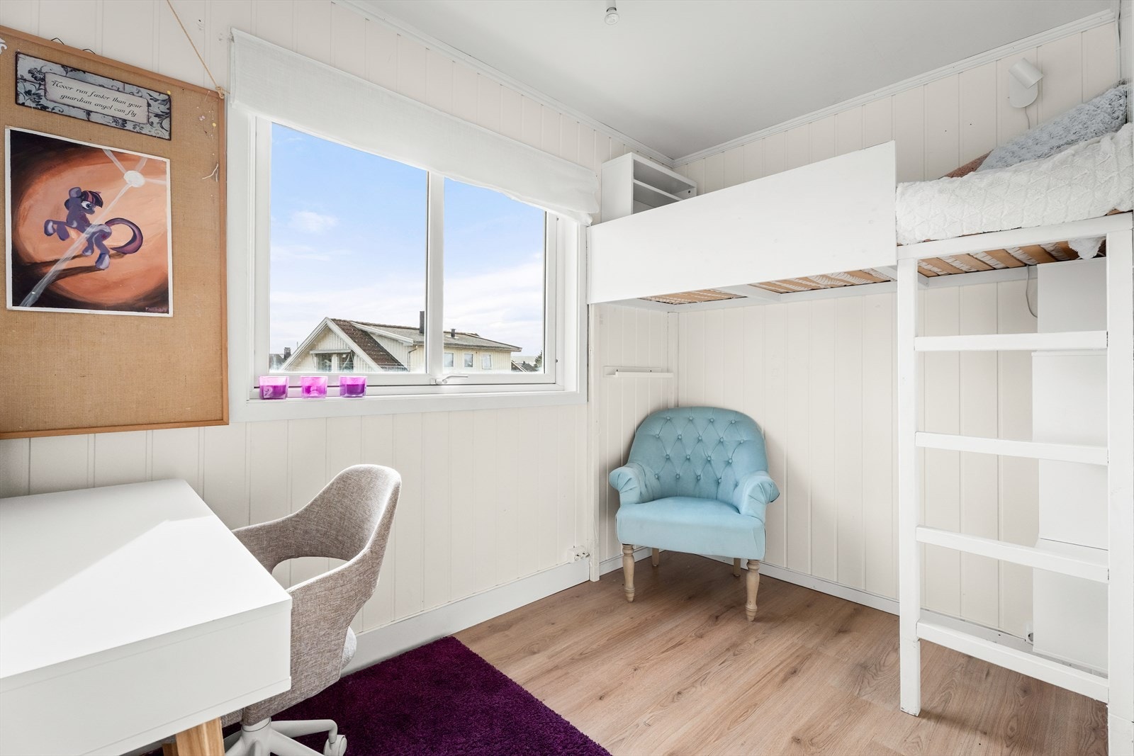 Dette soverommet er ideelt som barnerom, med plassbesparende loftseng og en egen arbeidskrok. Galleribilde
