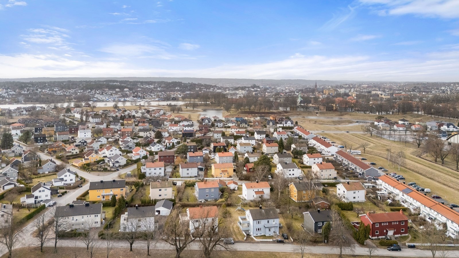 Fra eiendommen er det kort gangavstand til Gamlebyen med sitt rike utvalg av kafeer, butikker og kulturtilbud. Galleribilde