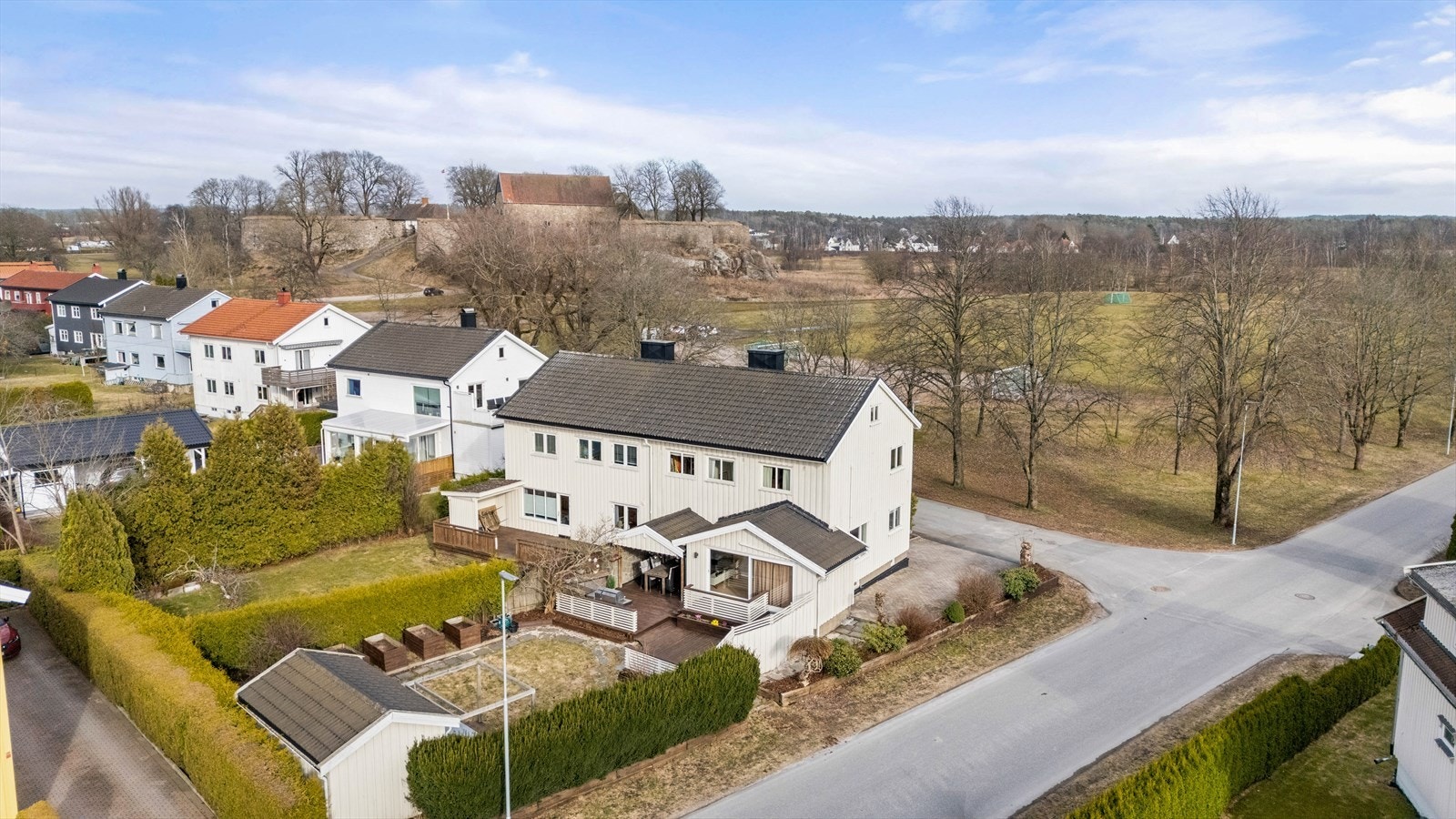 Eiendommen ligger i et etablert boligområde med kort vei til de historiske vollene rundt Gamlebyen og Kongsten Fort. Galleribilde