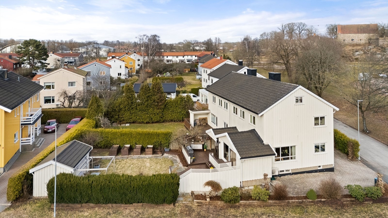 Nabolaget består hovedsakelig av eneboliger og rekkehus, med grønne hager og rolige gater. Galleribilde