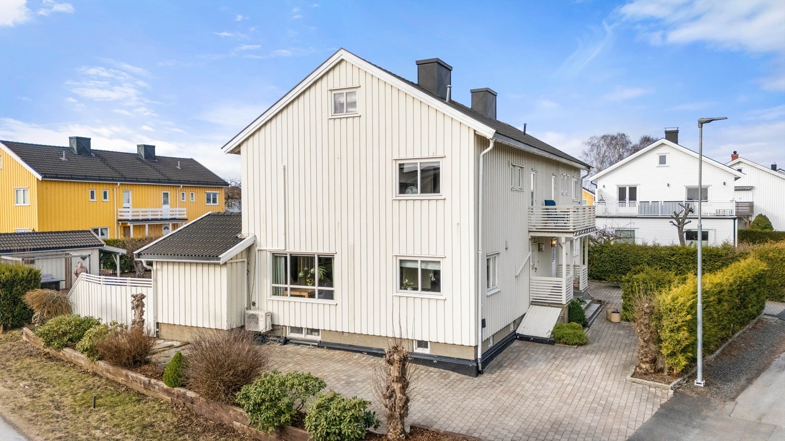 Fasaden har stående tømmermannspanel som ble lagt i 2012. Fra andre etasje er det utgang til en balkong bygget i 2013. Galleribilde