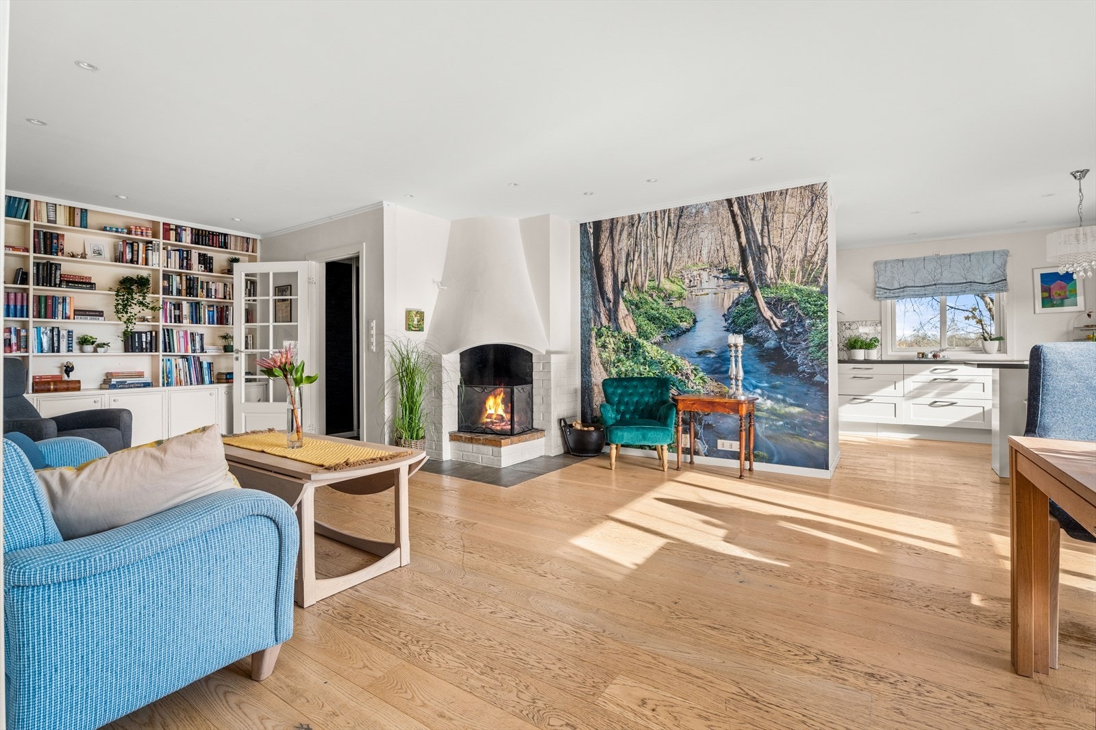 En del av stuen er innredet som bibliotek med plassbygde bokhyller, en perfekt krok for ro og lesing. Galleribilde