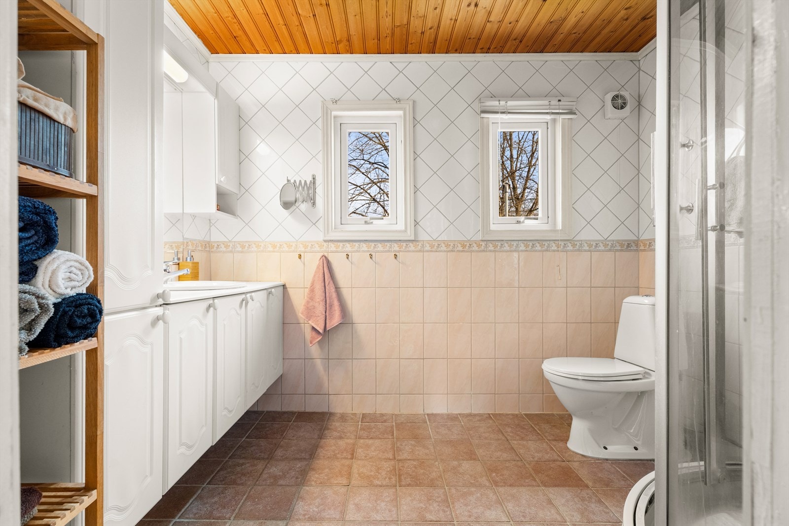 Badet i andre etasje er flislagt og har gulvvarme. Rommet ble utbedret i 2011. Galleribilde