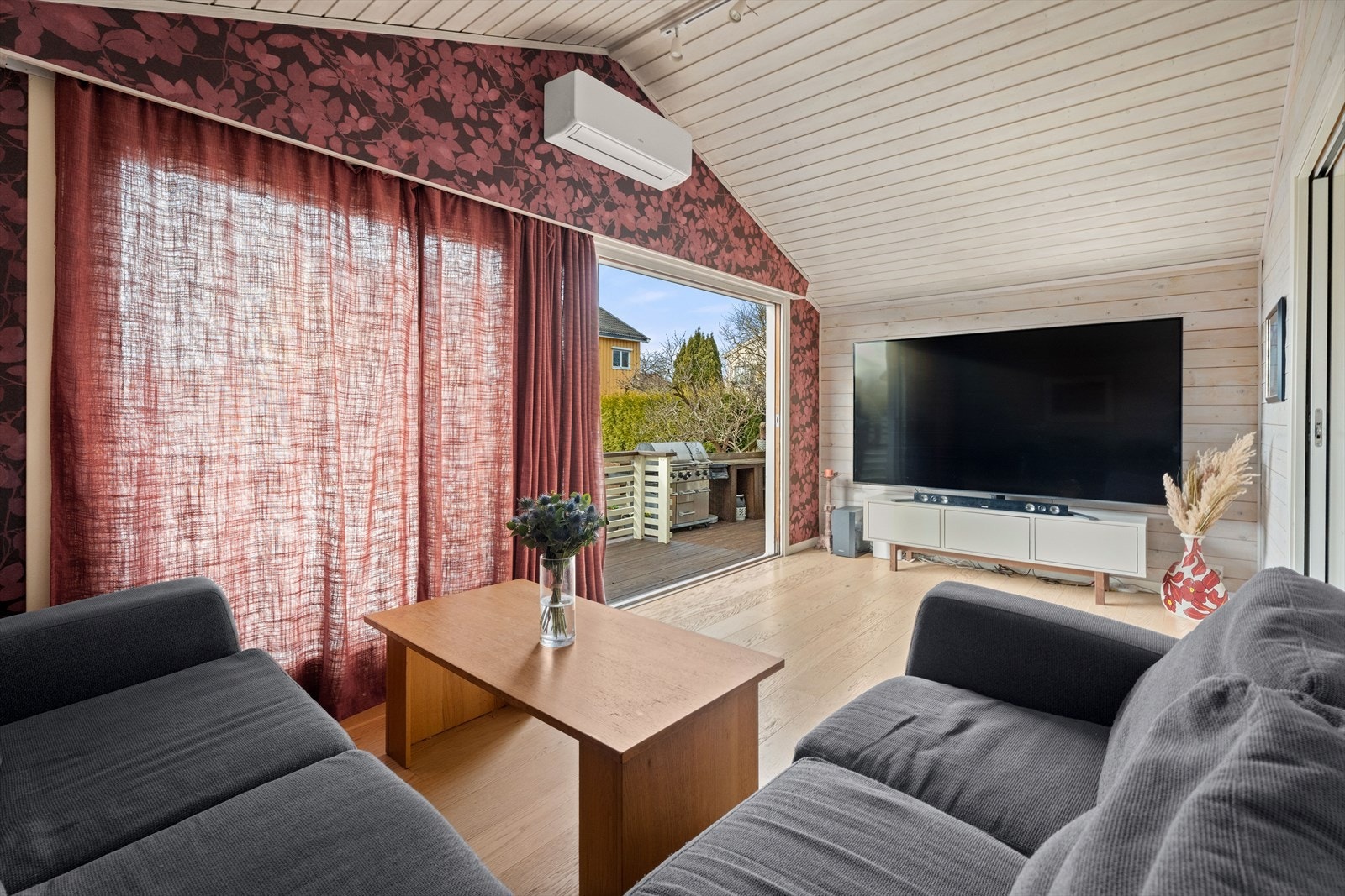 Fra TV-stuen er det også utgang til den takoverbygde delen av terrassen, som forlenger utendørssesongen. Galleribilde