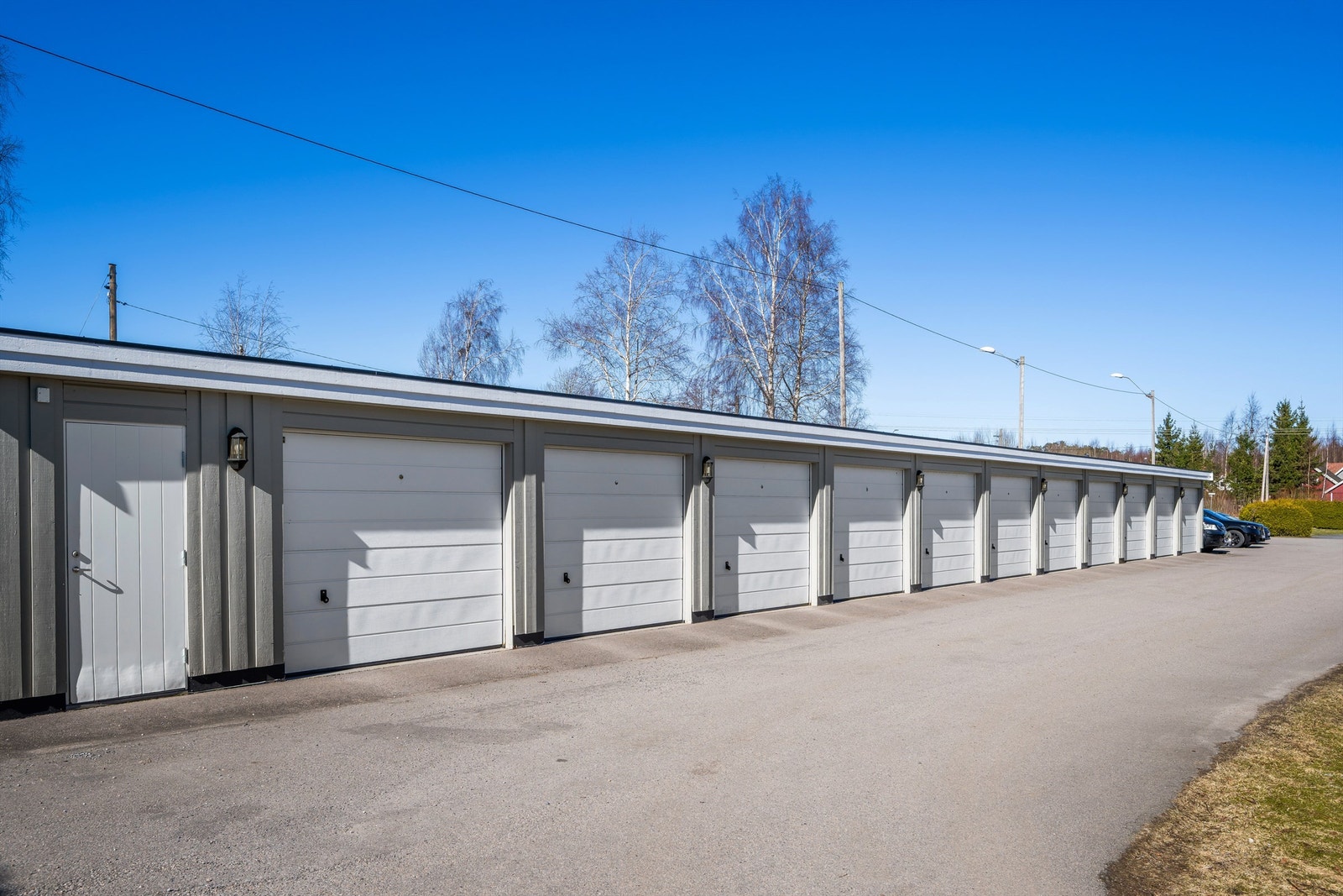 Borettslaget har garasje til 3-roms leilighetene og boligen har fått tildelt garasjeplass nr 5. Leie av garasje er inkludert i felleskostnader. Galleribilde
