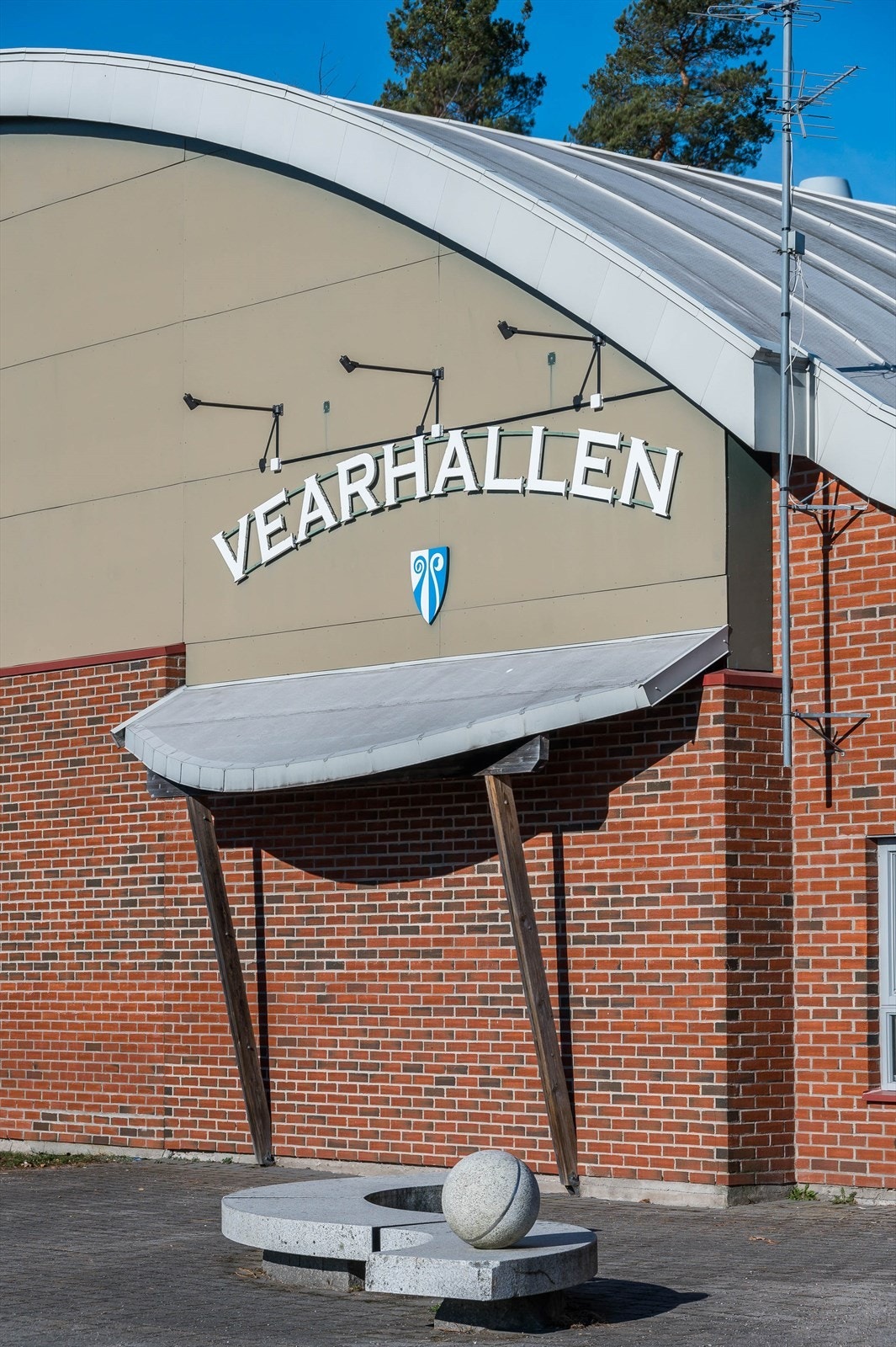 Nærområde byr på gode fritidstilbud med ungdomsklubb, golfhall, Vestfold Golfklubb med 18-hulls golfbane og Vear Idrettsforening. Fra leiligheten er det kort vei til sjøen med bademuligheter og småbåthavn i Rakkevik. Galleribilde