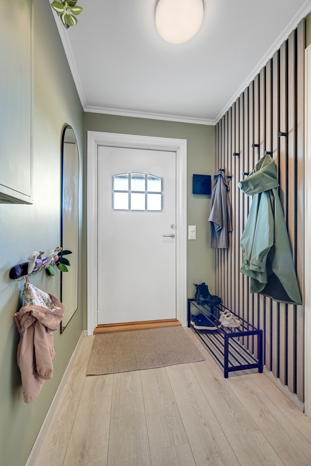 I første etasje møtes du av en romslig entré som leder videre til et praktisk kontor, et soverom og et hovedsoverom med innredet garderobe og direkte utgang til en overbygget terrasse med hage Galleribilde
