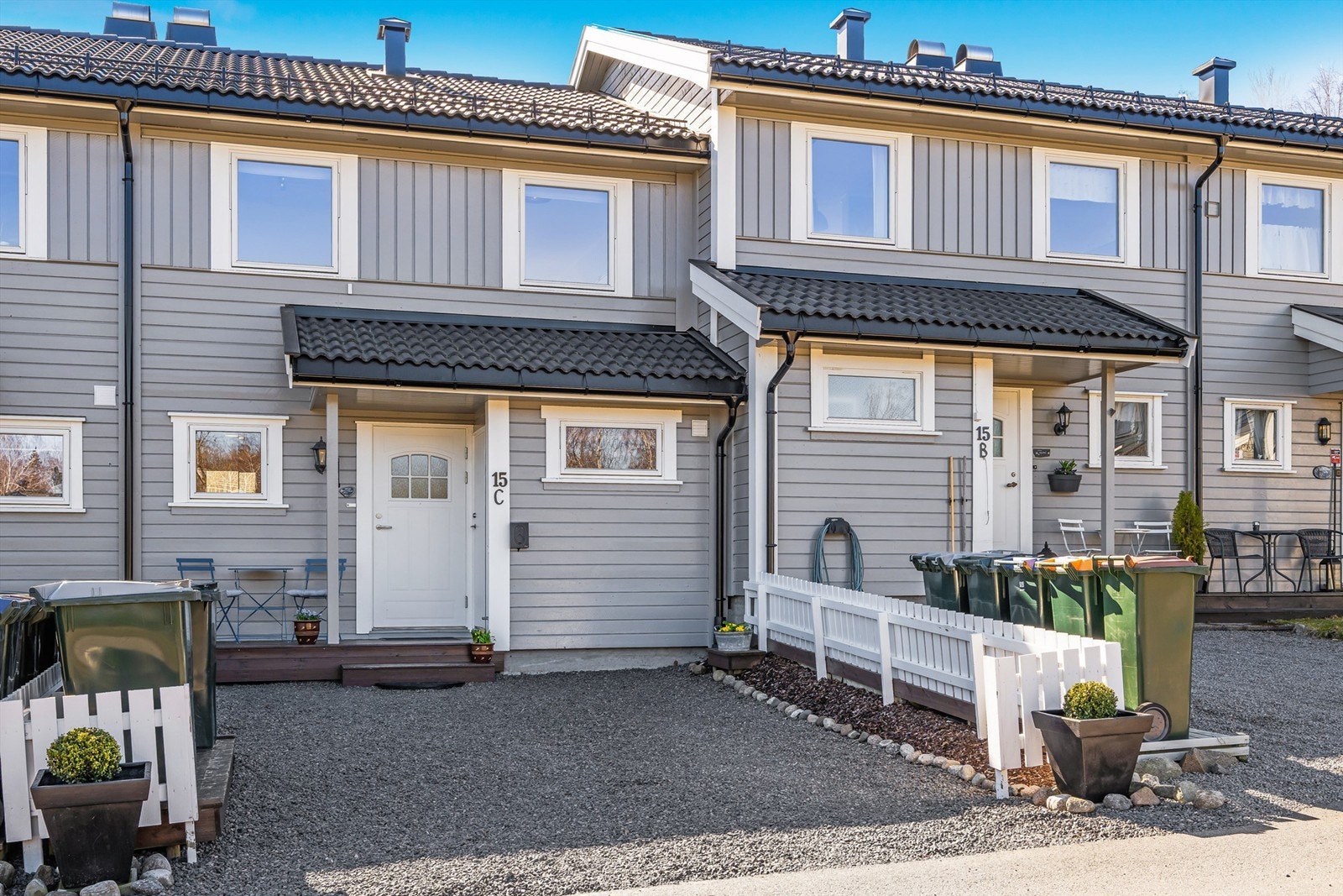 Boligen har egen biloppstillingsplass med el-bil lader. Ellers parkering i garasje eller på felles gjesteparkering Galleribilde