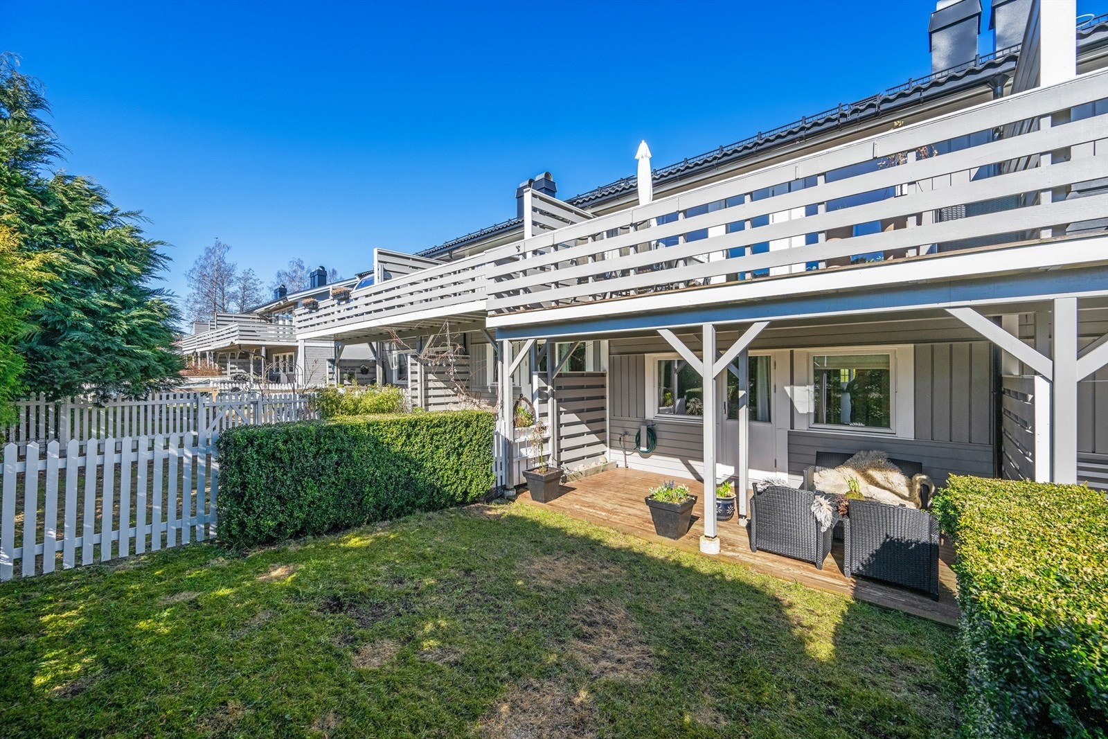 Her har du stor balkong, god standard og et koselig uteareal med terrasse og egen hage Galleribilde
