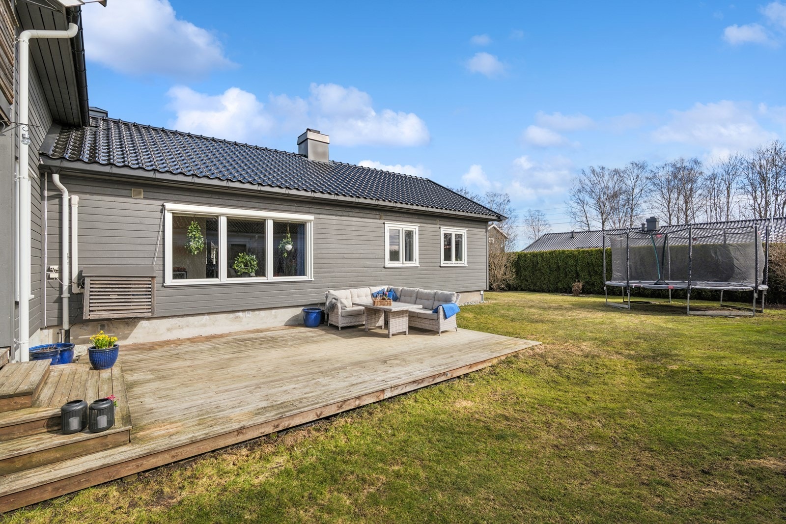Her er det god plass til å samle familie og venner på sommerdager. Galleribilde