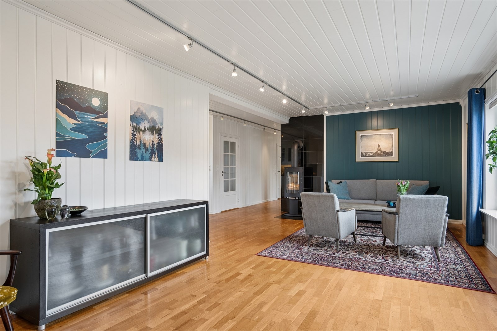 Hovedstuen er romslig med god plass til sofagruppe og hyggelige oppholdsarealer. Galleribilde