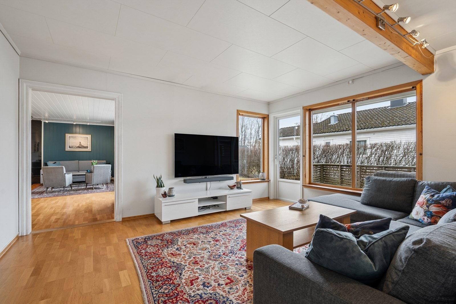Herfra er det utgang til en overbygget terrasse på ca. 9 kvm, som videre leder ut til en stor terrasseplatting på ca. 37 kvm. Galleribilde