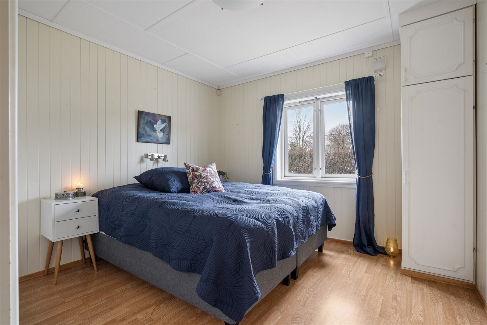 Boligen har totalt fem soverom. Dette er ett av tre soverom som ligger i første etasje. Galleribilde