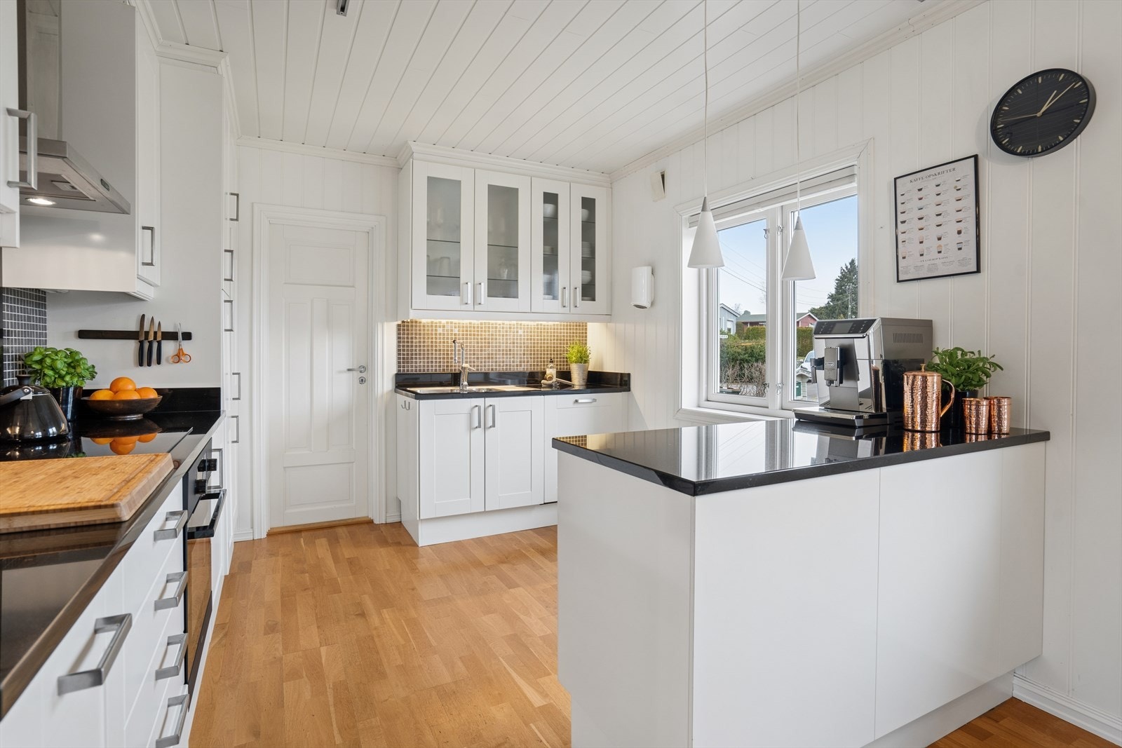 Her er det rikelig med skap- og benkeplass, samt integrerte hvitevarer som kjøl/fryseskap, oppvaskmaskin og platetopp. Galleribilde
