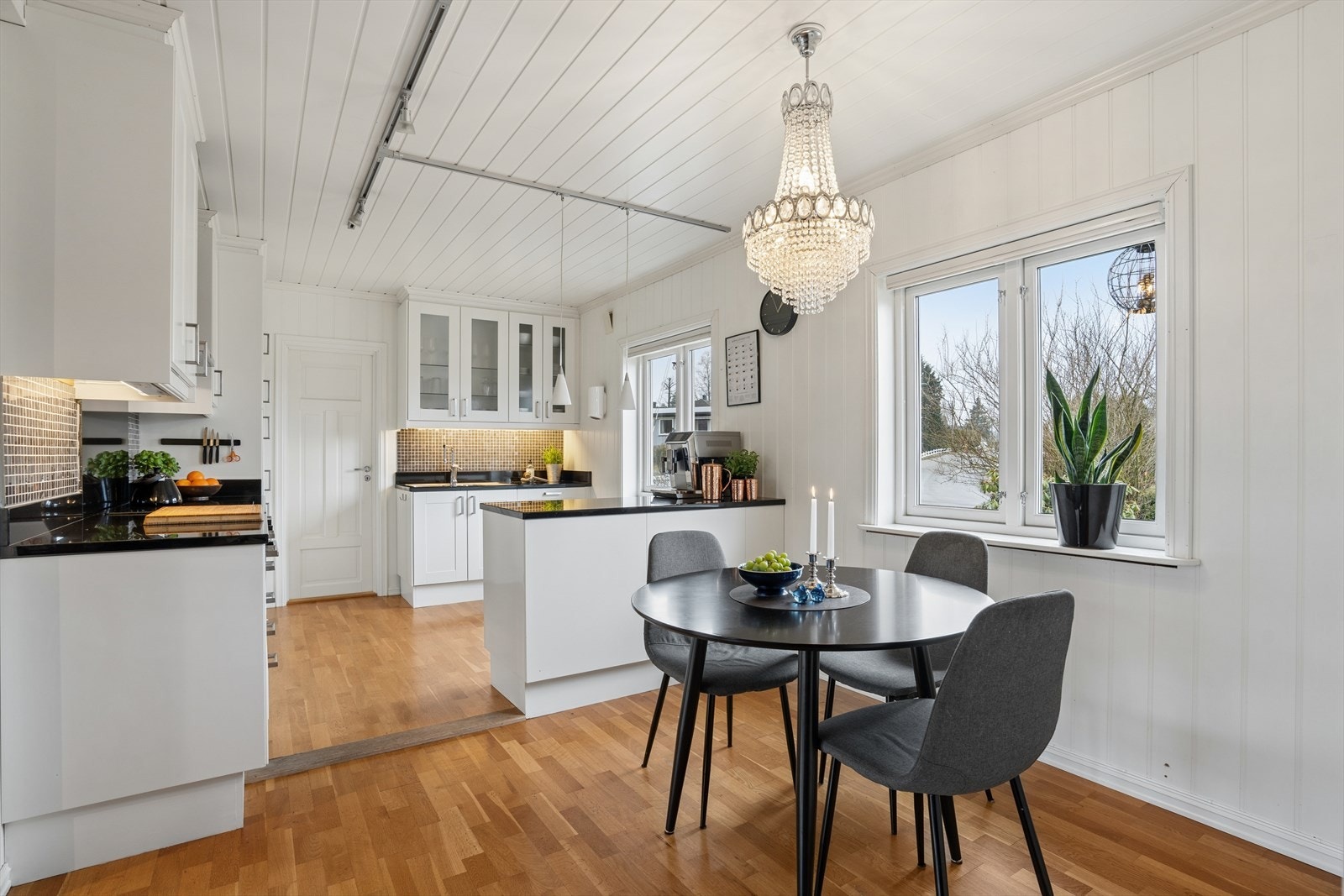 Kjøkkenet er fra 2010 og er fra IKEA og har en tidløs innredning med profilerte fronter og benkeplate i stein. Galleribilde