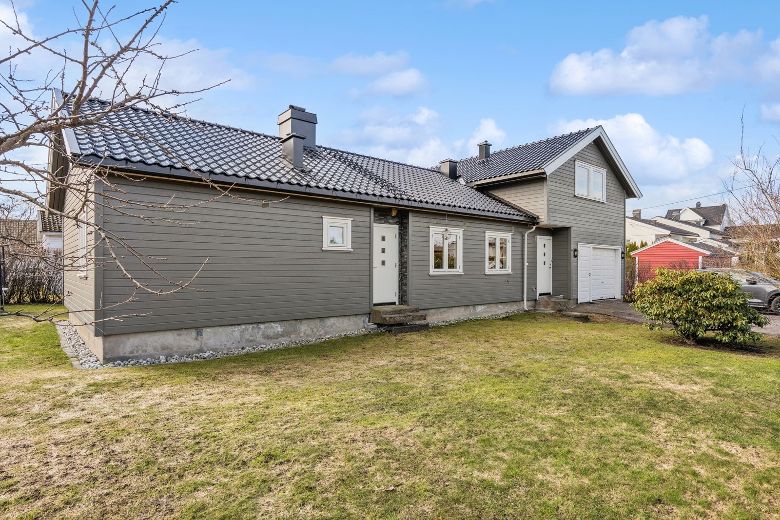 Boligen har en pent opparbeidet tomt med flere adkomster til huset. Galleribilde
