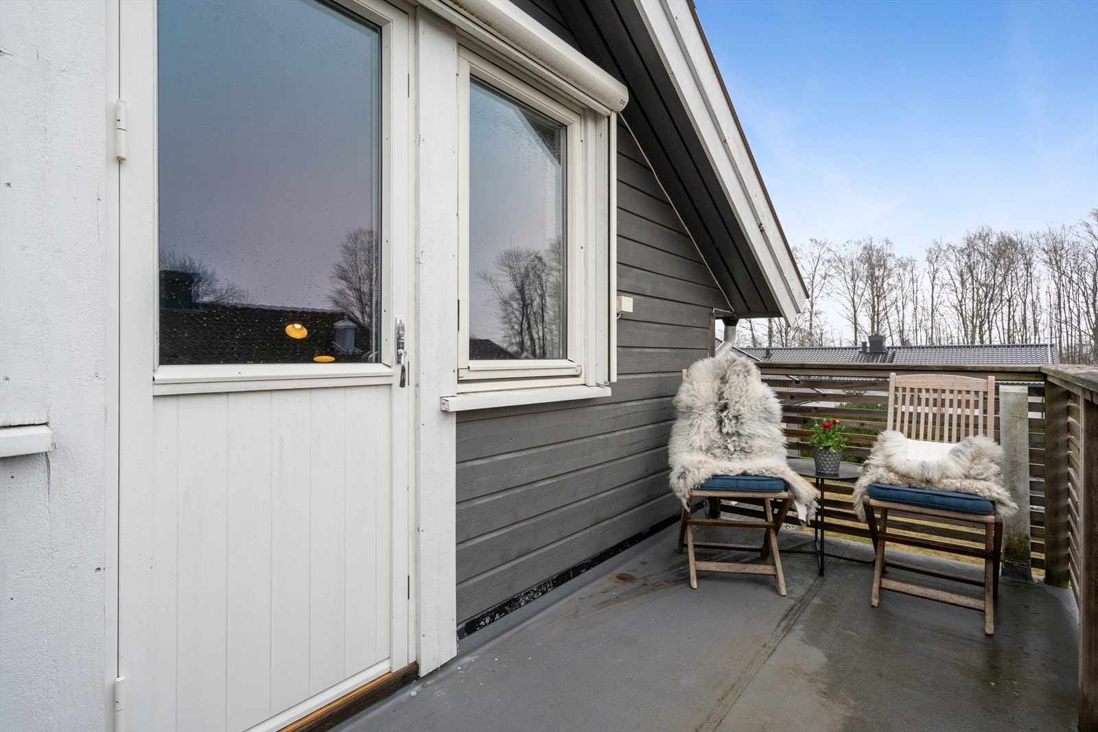Balkongen er en privat og usjenert uteplass med plass til en liten sittegruppe. Galleribilde